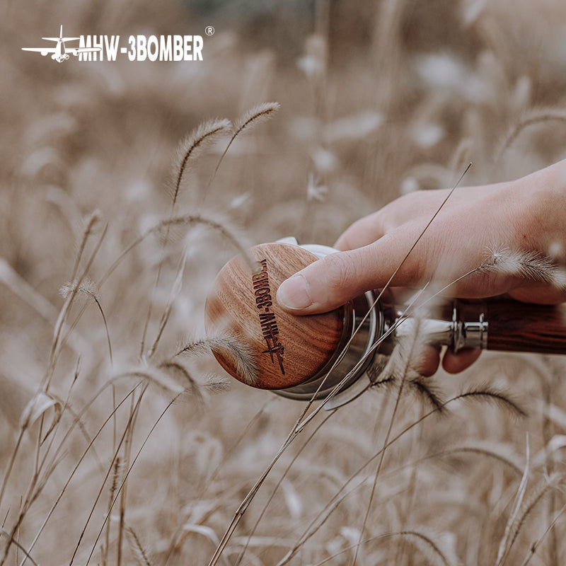 MHW-3BOMBER 轟炸機 Sokudo檀香木系列 58.35MM 壓粉器 布粉器
